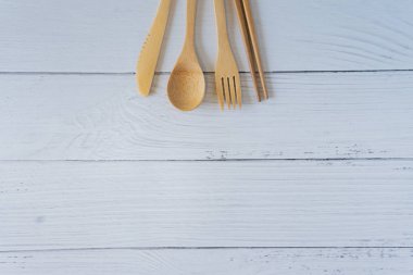 Bambu ahşap diş fırçası üzerinde temiz beyaz mermer masa üst görünümü geri