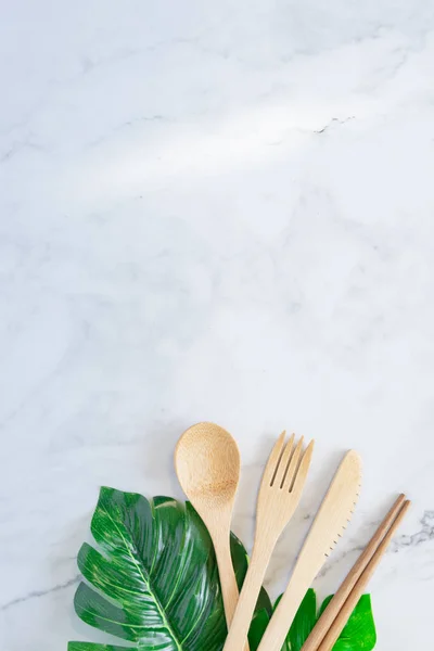 Cepillo de dientes de madera de bambú sobre mesa de mármol blanco limpio vista superior atrás — Foto de Stock