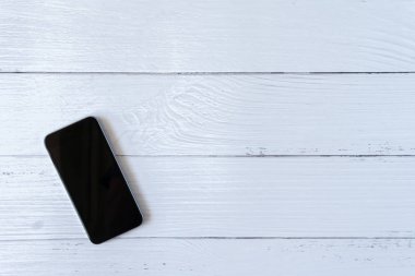 Bağbozumu telefon mockup düz yatıyordu üzerinde eski masa üst Beyaz ahşap arka plan müziği