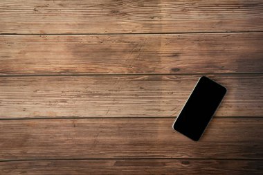 Vintage telefon mockup düz eski masa üst eski ahşap backgrou üzerinde yatıyordu