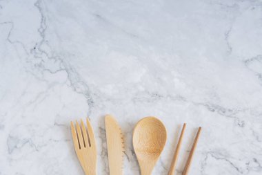 Bambu ahşap diş fırçası üzerinde temiz beyaz mermer masa üst görünümü geri