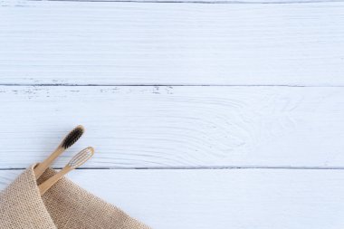 Bambu ahşap diş fırçası üzerinde temiz beyaz mermer masa üst görünümü geri