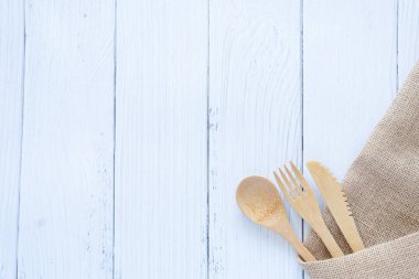 Bambu ahşap diş fırçası üzerinde temiz beyaz mermer masa üst görünümü geri