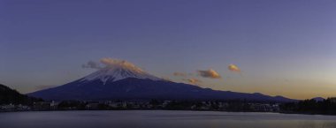 Panoramik MT Fuji Kawaguchiko Gölü, günbatımı da Japonya peyzaj