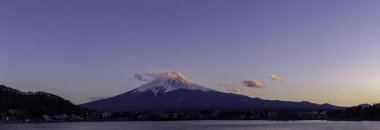 Panoramik MT Fuji Kawaguchiko Gölü, günbatımı da Japonya peyzaj