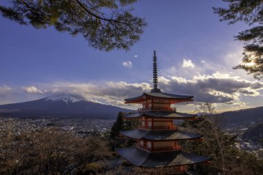 Fujiyoshida, MT Fuji ve Pagoda bahar sezonunda Japonya görünümü