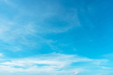 Yaz mavi gökyüzü yumuşak açık bulutlu arka plan. Puffy Cloud hareket b
