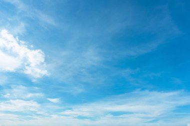 Yaz mavi gökyüzü yumuşak açık bulutlu arka plan. Puffy Cloud hareket b