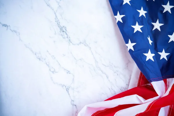 Antika Amerika bayrağı kırmızı mavi renkte desen arka plan sallayarak — Stok fotoğraf