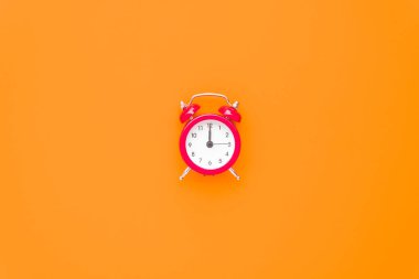 Soyut yaratıcı düz minimal tarzda kağıt renk üzerinde vintage sarı masa üst görünüm ofis arka plan konsepti kırmızı saat yatıyordu, Öğle yemeği için öğle vakti işyeri kırmak için sıcak yaz tatili zamanı, Retro Hipster okul tatili geri 