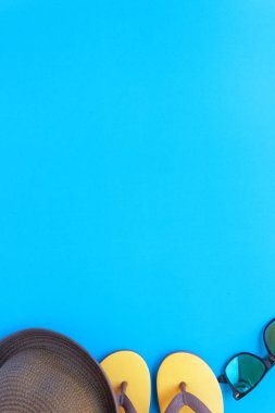 Canlı Retro gençlik moda düz en az yaz ürün mock up için üst görünümü mavi arka plan doku konsepti yatıyordu, uv giysi tasarımı korumak, hafta sonu tatili için turkuaz plaj seti.