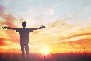Mutlu adam sabah görünümünde el ele yükselir. Hıristiyan ilham övgü Go
