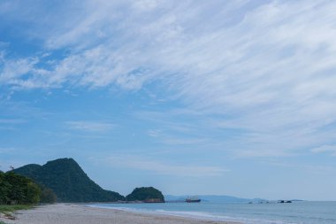 Yaz mavi gökyüzü yumuşak açık bulutlu arka plan. Puffy Cloud hareket b