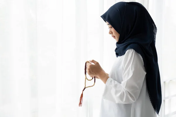 Jovem oração muçulmana feminina com hijab orando a Deus frente do conceito vista paisagem para eid mubarak, vida e alma jejum do ramadã islâmico internacional . — Fotografia de Stock