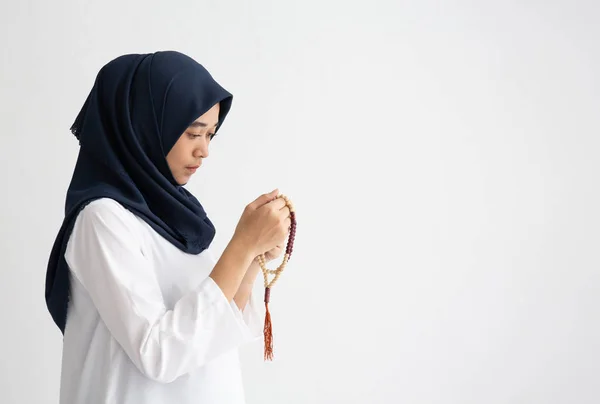 Young female muslim prayer with hijab praying to God front of landscape view concept for eid mubarak, life and soul fasting of international islamic ramadan. — Stock Photo, Image
