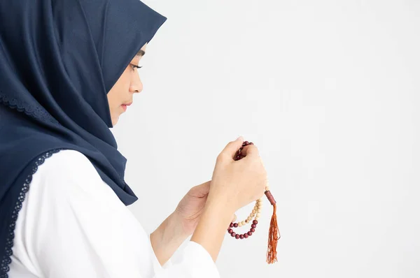 Silhueta jovem mulher muçulmano oração com hijab orando a Deus — Fotografia de Stock