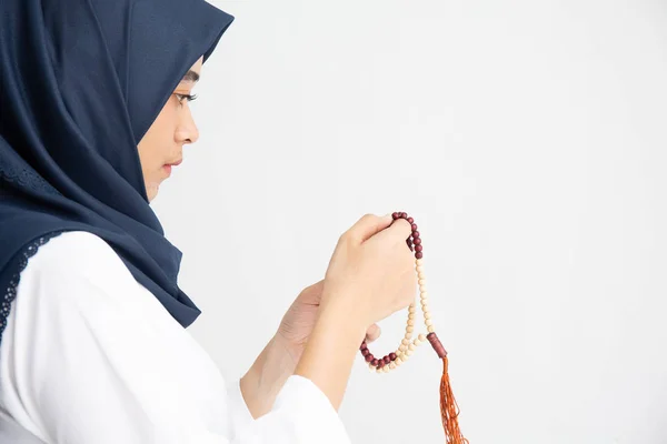 Silhueta jovem mulher muçulmano oração com hijab orando a Deus — Fotografia de Stock