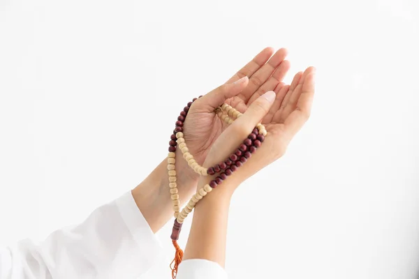 Mão jovem muçulmana oração segurar talão orando a Deus frente da paisagem conceito de fundo branco para eid mubarak, vida e alma jejum do ramadã islâmico internacional , — Fotografia de Stock