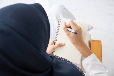 Genç Müslüman kadın öğrenciler yaratıcı bir serbest gazeteci.