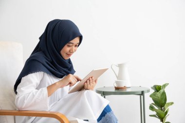 Genç Müslüman kadın öğrenciler yaratıcı bir serbest gazeteci.