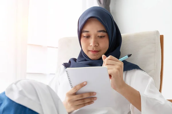 Young Muslim women Students is a creative freelance journalist s — Stock Photo, Image