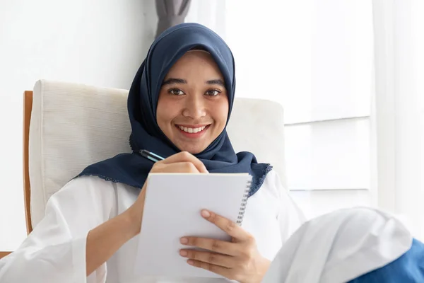 Young Muslim women Students is a creative freelance journalist s — Stock Photo, Image