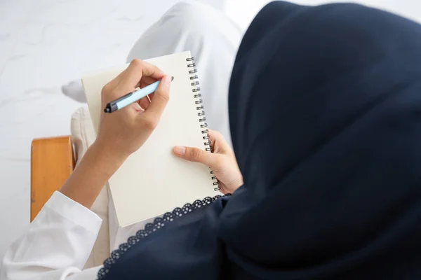 Young Muslim women Students is a creative freelance journalist s — Stock Photo, Image