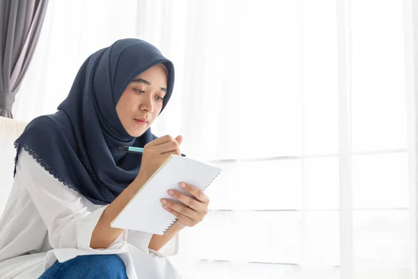 Young Muslim women Students is a creative freelance journalist s — Stock Photo, Image