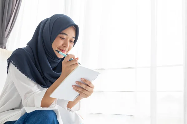 Mladé muslimky Studenti je kreativní na volné noze novinář s — Stock fotografie
