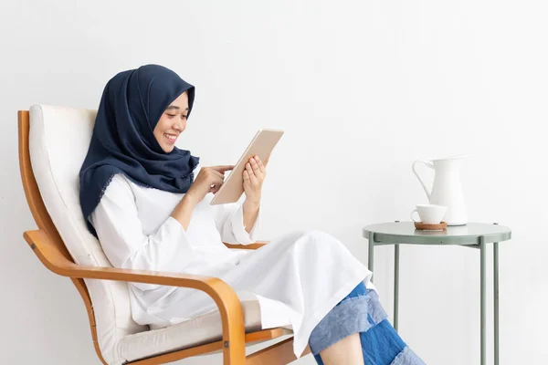 Young Muslim women Students is a creative freelance journalist s — Stock Photo, Image