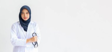 Genç Arap Stajyer Stajyer Stajyer Doktor Kadınlar Beyaz Torba 'ya gülümsüyor