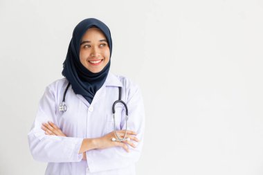 Genç Arap Stajyer Stajyer Stajyer Doktor Kadınlar Beyaz Torba 'ya gülümsüyor