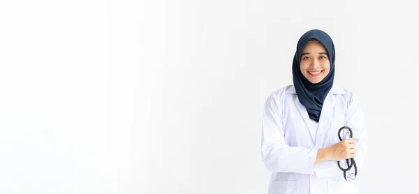 Joven árabe musulmán interno médico mujeres sonrisa en aislado blanco bac —  Fotos de Stock