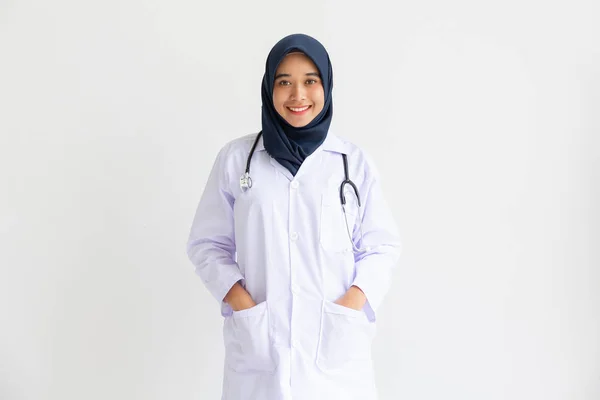 Young Arab Muslim intern doctor women smile on isolate white bac — Stock Photo, Image