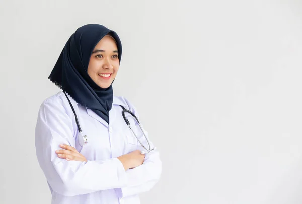 Jeune arabe musulman interne médecin femmes sourire sur isoler blanc bac — Photo