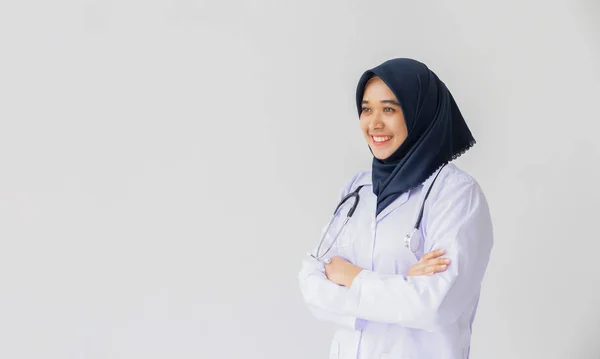 Joven árabe musulmán interno médico mujeres sonrisa en aislado blanco bac — Foto de Stock
