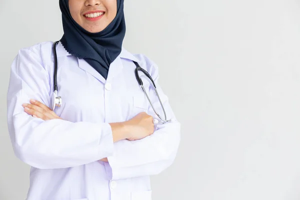 Jovem árabe muçulmano interno médico mulheres sorrir no isolado branco bac — Fotografia de Stock