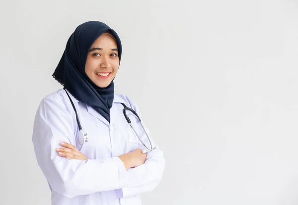 Young Arab Muslim intern doctor women smile on isolate white bac — Stock Photo, Image