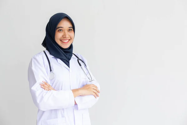 Young Arab Muslim intern doctor women smile on isolate white bac — Stock Photo, Image