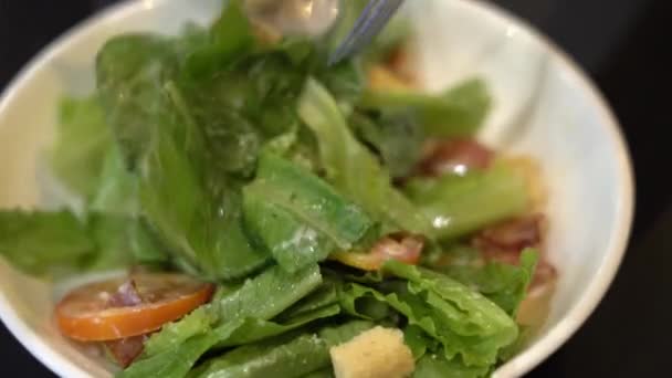 Primeros Planos Mujer Manos Chef Cocinar Verduras Para Ensalada Mesa — Vídeos de Stock