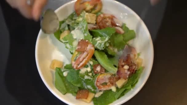 Closeup Mulher Mãos Chef Cozinhar Legumes Para Salada Mesa Vista — Vídeo de Stock