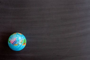 Boş öndeki dünya haritası Gerçek siyah yazı tahtası arkaplan dokusu