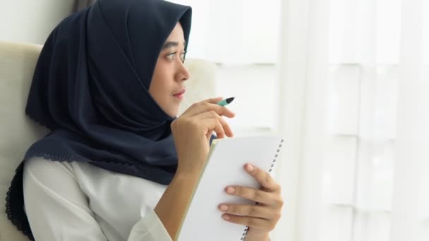 Jovens Muçulmanas Estudantes Jornalista Freelance Criativo Sentar Escrevendo Para Ser — Vídeo de Stock