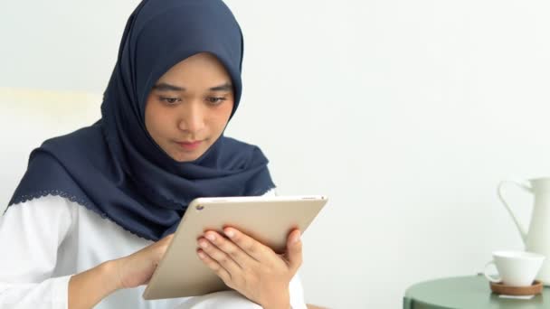 Junge Muslimische Studentinnen Ist Eine Kreative Freie Journalistin Sitzen Schreiben — Stockvideo