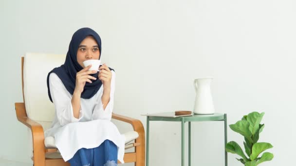 Junge Muslimische Studentinnen Ist Eine Kreative Freie Journalistin Sitzen Schreiben — Stockvideo