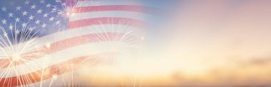 Gökyüzü arka planında Amerika bayrağının rengarenk havai fişekleri, ABD 'nin 4 Temmuz bağımsızlık günü için kırmızı mavi şerit konsepti, Anma Günü' nde vatanseverlik özgürlüğü ve demokrasinin sembolü