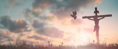 Siluet İsa çarmıhta çarmıha gerilmiş İsa Mesih günbatımı kavramı. Paskalya gününde uyanır, Tanrı 'ya ibadet eder, Hıristiyan ruhuyla dua eder..