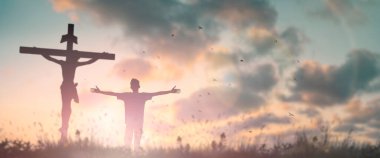 Mutlu adam ayağa kalk ve sabah görüşünde Tanrı 'ya ibadet et. Hıristiyan ruhani duası güzel bir cuma arkaplanını övüyor. Erkeğin kendine güveni görev kolunun güçlendirilmesi bilgelik hırsı.