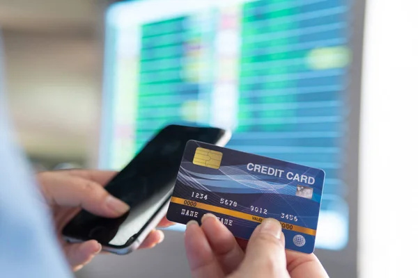Geschäftsfrau Hand Halten Kreditkarte Zum Einkaufen Internet Online Rechnung Auf — Stockfoto