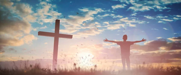 Счастливый Человек Поднимается Рука Поклоняйтесь Богу Утренним Видом Христианский Дух — стоковое фото